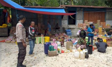 Beri-Rasa-Aman-dan-Aman-Saat-Pasar-Mingguan,-Bhabinkamtibmas-Melaksanakan-Patroli-Dialogis