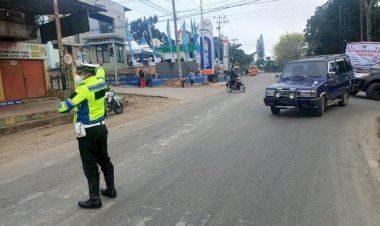 Jamin-Kamseltibcarlantas-Pada-Pagi-Hari,-Personil-Sat-Lantas-Rutin-Gatur-Lantas-Pagi