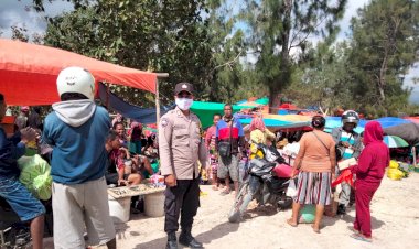 Jamin-Kamtibmas,-Bhabinkamtibmas-Patroli-ke-Pasar-Mingguan