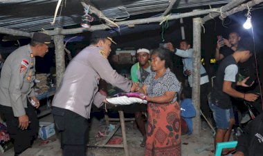 Sambangi-Warga-Desa-Linamnutu,-Kapolres-TTS-Salurkan-Sembako