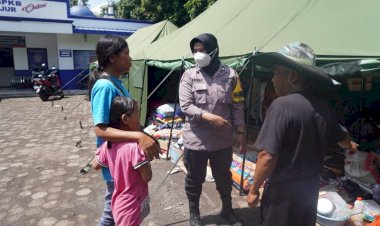Rumahnya-Hancur-Akibat-Gempa-Cianjur,-Polwan-Bhabinkamtibmas-Ini-Tetap-Jalani-Tugas-Layani-Masyarakat