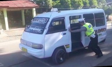 Peduli,-Personil-Sat-Lantas-Polres-TTS-Bantu-Dorong-Mobil--Angkot-Yang-Mogok--di-Tengah-Jalan