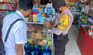 Cegah-Peredaran-makanan-dan-Minuman-Kadaluarsa,-Personil-Ops-Pekat-lakukan-Razia