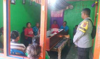 Bentuk-Kepedulian,-Bhabinkamtibmas-Melayat-ke-rumah-Warga-Binaannya