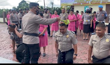 Tradisi-Siram-Air-Dan-Mandi-Kembag-Warnai-Kenaikan-Pangkat-Bagi-28-Personil-Polres-TTS
