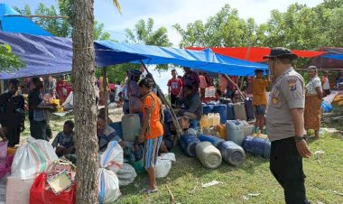 Beri-Rasa-Aman-Kepada-Pengungjung-Pasar,-Kapolsek-Amanuban-Timur- Pimpin-Personil-Patroli-Sambang