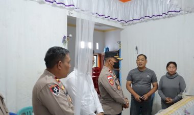Turut-Berbela-Sungkawa,-Waka-Polres-TTS-Melayat-Ke-Rumah-Personil-Yang-Mengalami-Kedukaan