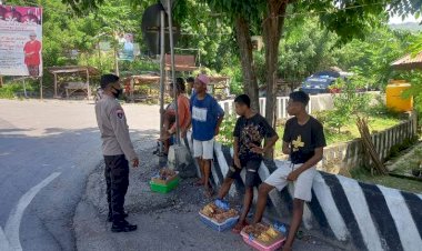 Antisipasi-Laka-Lantas-Saat-berjualan,-Personil-Polsek-Batu-Putih-Sambangi-Penjual-Beri-Imbauan
