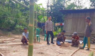 Ditengah-Aktifitas-Warga,-Bhabinkamtibmas-Selalu-Hadir