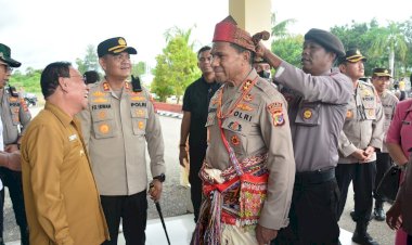 Kunjungan-Kerja-di-Polres-Kupang,-Kapolda-NTT-dan-Ketua-Bhayangkari-Daerah-dikenakan-Pakaian-Adat-Khas-Amarasi