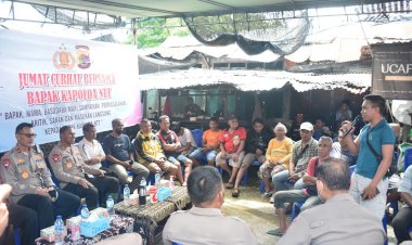 Jumat-Curhat-di-Pasar-Kasih-Naikoten-I,-Kapolda-NTT-Terima-Berbagai-Keluhan-Masyarakat