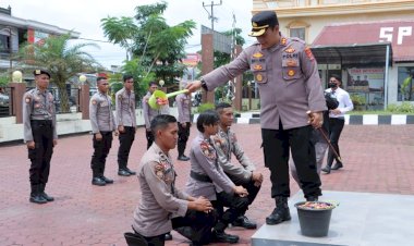 Bintara-Remaja-Mutasi-Ke-Polres-TTS,-Kapolres-TTS-Laksanakan-Tradisi-Penyambutan 