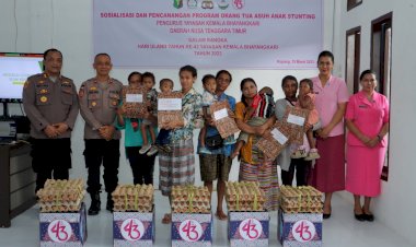 Dukung-Pemda-Tekan-Angka-Stunting-Kapolres-TTS-Dan-Ketua-Bhayangkari-TTS-Bagi-Sembako-Bagi-Anak-Stunting
