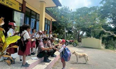 Berbagi-kasih,--Ini-Yang-Dilakukan-Personil-Polsek-Kie-Kepada-Para-Pelajar-SD