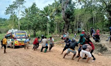 Cegah- laka-lantas,-Gotong-Royong-Bersama-Warga-,Personil-Polsek-Kie-Derek -Kendaraan-Yang-Melintasi-Tanjakan-Licin
