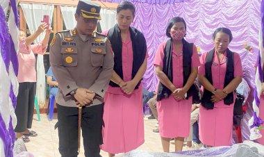 Bentuk-Kepedulian-dan-Turut-Berdukacita,-Kapolres-TTS-Melayat-Ke-Rumah-Personil-Polres-TTS-Yang-Meninggal