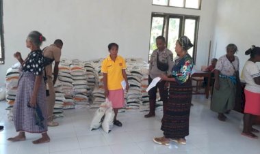 Pembagian- Bantuan-Pangan-Yang-Aman-dan -Lancar-,-Anggota-Polsubsektor- Molbar-  Melaksanakan-Pemantauan