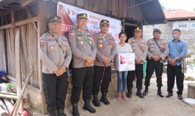 Gelar-Anjangsana-Dalam-Rangka-Hari-Bhayangkara-Ke-77-,-Kapolres-TTS-Bagi-Bingkisan-Kasih-Kepada-50-Warga--TTS-Yang-Kurang-Mampu--Yang-Ada-di-Kota-SoE