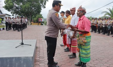  Apel-Kasat-Kamling,-Kapolres-TTS-Serahkan-penghargaan-Kepada-Pemenang-lomba-Satkamling -Tingkat-Polres-TTS