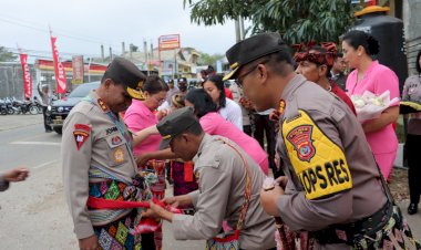 Dikenakan-Pakaian-Adat-TTS,--Saat-Kapolda-NTT-Dan-Ketua-Bhayangkari-Daerah-NTT-Kunker-Ke-Polres-TTS