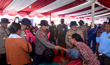 Kapolri-dan-Ketua-Umum-Bhayangkari-Tinjau-Bakti-Kesehatan-Polri-Presisi-di-Pulau-Palue-NTT