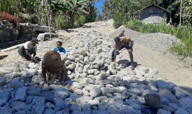 Tanamkan-Budaya-Gotong-Royong,- Bhabinkamtibmas-Bersama-Warga-Kerjakan-Pembangunan-Jalan- 