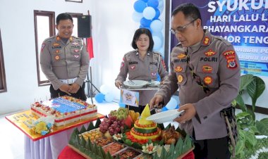 Perayaan-Hari-Lalu-Lintas-Bhayangkara-Ke-68-,-Polres-TTS-Tandai-Dengan-Syukuran-dan -Pemotongan-Tumpeng