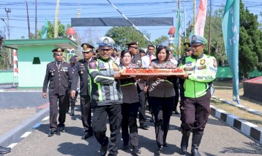 HUT-TNI-ke-78,-Kapolres-TTS-Dan-Personil-Beri-Kejutan-Di-Makodim-1621/TTS