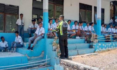 Police-Goes-to-School,-Sat-Lantas-Polres-TTS- Sosialisasi-Kamseltibcarlantas-di-SMKN-Oelet