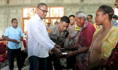 Kapolda-NTT-dan-Ketua-Bhayangkari-Daerah-Salurkan-Bantuan-Sosial-Sembako-di-GMIT-Imanuel-Noetoko