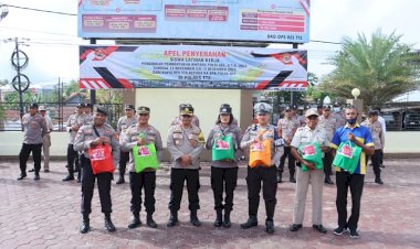 Bentuk-Kepedulian,-Kapolres -TTS-Bagi-Parcel-Kepada- Personil-Polres-TTS