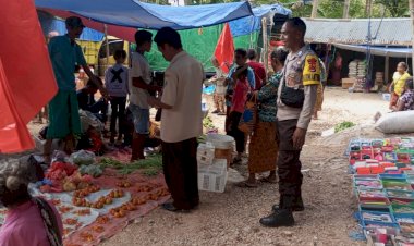 Patroli-Sambang-Di-Pasar-Mingguan,-Bhabinkamtibmas-Ajak-Warga-Sama-sama-Jaga-Kamtibmas