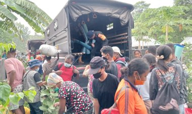 Tim-SAR-Brimob-Polda-NTT-Evakuasi-Warga-Korban-Erupsi-Gunung-Lewotobi-di-Desa-Riang-Rita