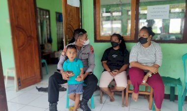 Tim-Trauma-Healing-Ditsamapta-Polda-NTT-Bantu-Korban-Erupsi-Gunung-Lewotobi-Laki-laki-di-Kabupaten-Flotim