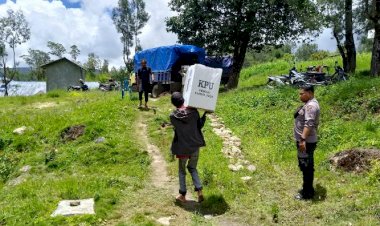 Anggota-Polsek-Mollo-Utara-Pengamanan-dan-Pengawalan -Melekat -Pergeseran-Kotak-Suara- Dari-PPK-Ke -KPU-Kabupaten-TTS