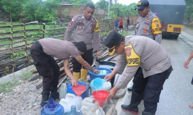 Peduli-Kemanusiaan-Polres-TTS-Distribusi-Air-Bersih-Kepada-692-KK-Warga-Terdampak-Bencana-Banjir-Di-Desa -Toineke
