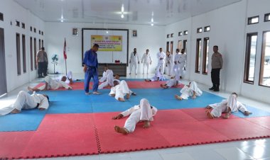 Salah-Satu-Syarat-Naik-Pangkat,-Anggota-Polres-TTS-Ikut-Ujian-Bela-Diri-Polri