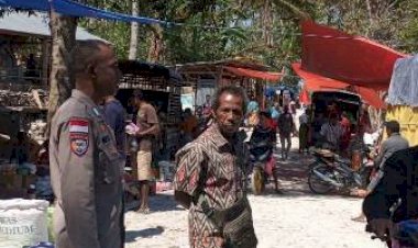 Patroli-Sambang-  Ke-Pasar-Mingguan,-Bhabinkamtibmas-Polsek -Kolbano-Beri-Pesan-Kamtibmas