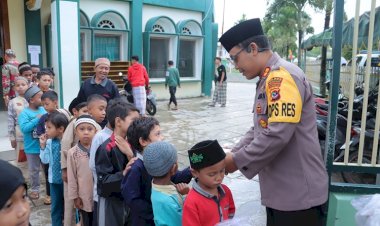 Semakin-Eratkan-Tali-Silahturahmi-Kapolres-TTS-&-Jajaran-Bagi-Takjil-Keliling-Anak-Yatim-Piatu-4-Masijid-di-Kota-SoE