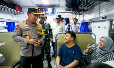 Kapolri-Pastikan-Pemudik-Terlayani-dengan-Baik-Saat-Tinjau-Stasiun-Pasar-Senen