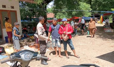 Patroli-ke-Pasar-Mingguan-,-Bhabinkamtibmas-Sampaikan-Pesan-Kamtibmas