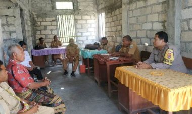 Meningkatkan-Silahturahmi,-Bhabinkamtibmas-Sambangi-Kantor-Desa- 