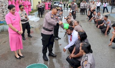 Mandi-Kembang,-Warnai-Upacara-Kenaikan-Pangkat-Sejumlah-Personil-Polres-TTS