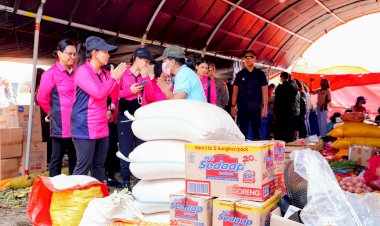 Ketum-Bhayangkari-Juliati-Sigit-Prabowo-Tinjau-Dua-Posko-Pengungsian-Bencana-Erupsi-Gunung-Lewotobi