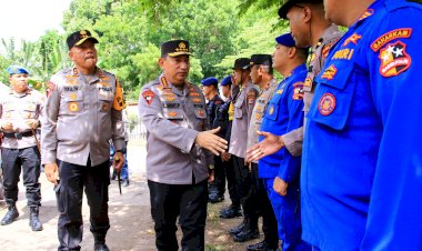 Kapolri-Tinjau-Posko-Pengungsi-Erupsi-Gunung-Lewotobi-di-NTT