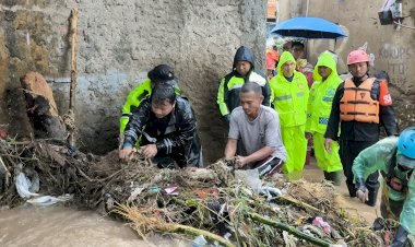 Banjir-Bandang-Terjang-Sukabumi,-Polri-Evakuasi-Ibu-dan-Bayi-dari-Gang-Sempit