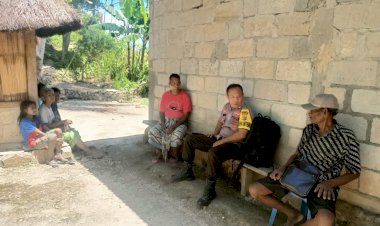 Laksanakan-Patroli-dan-Sambang-di-Desa-Oobibii,-Bhabinkamtibmas-Ajak-Peduli-Kamtibmas 