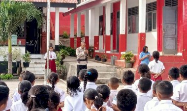 Laksanakan-Sambang-dan-Kunjungan-di-SD-Inpres-Oenasi,-Bhabinkamtibmas-Kel-Oekefan-Sampaikan-Pesan-Kamtibmas
