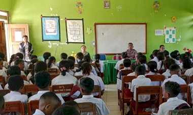 Tingkatkan-Kemitraan,-Kanit-Binmas-Polsek--Laksanakan-Binpolmas-di-SMPN-1-Oinlasi