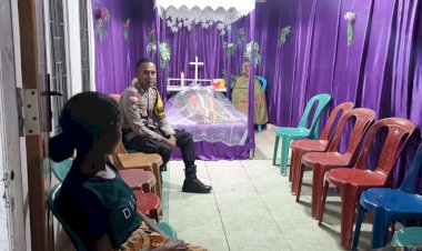 Empati-Terhadap-Warga-Yang-Mengalami-Kedukaan-Bhabinkamtibmas-Melayat-ke-Rumah-Duka